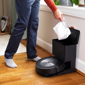 Roomba j7 with dirt disposal bag with cleanbase