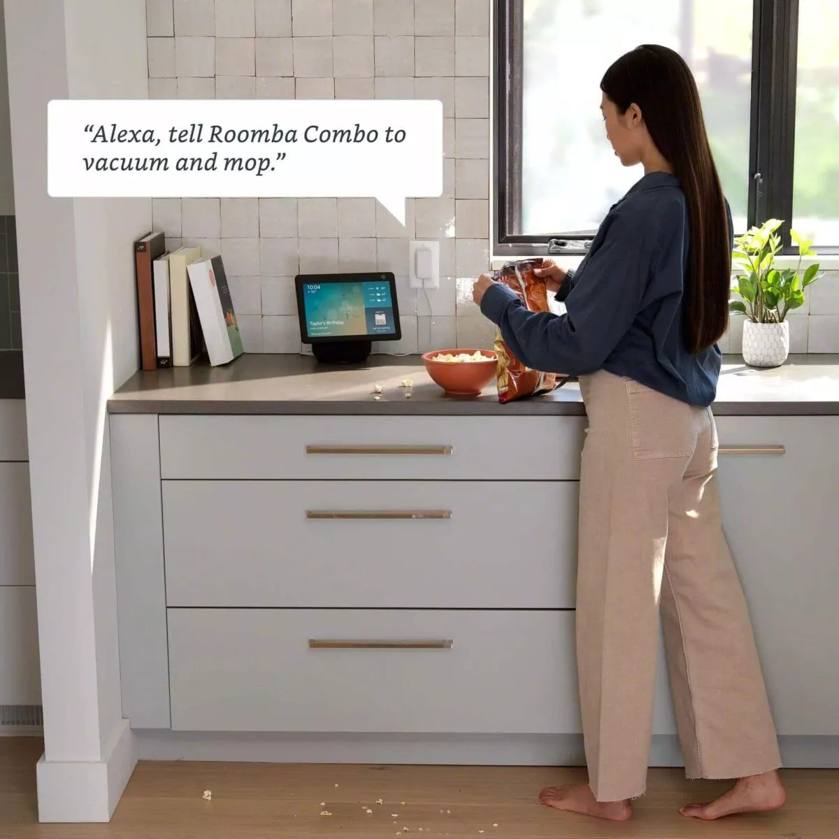 ผู้ใช้งานสั่งงาน Roomba® 115 Combo robot ด้วยเสียงผ่านลำโพงอัจฉริยะในครัว