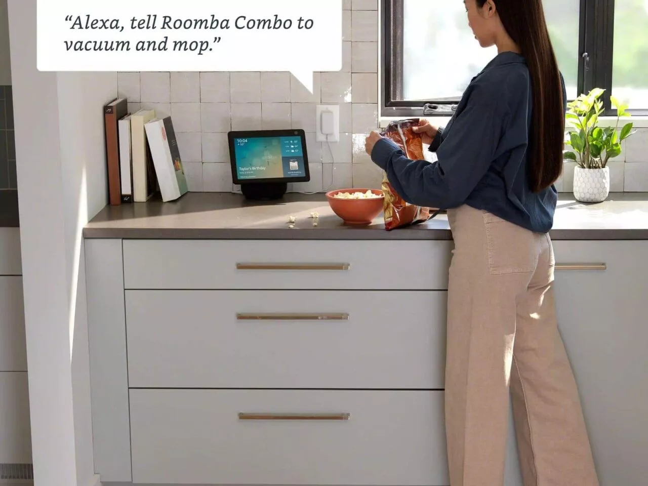ผู้ใช้งานสั่งงาน Roomba® 115 Combo robot ด้วยเสียงผ่านลำโพงอัจฉริยะในครัว