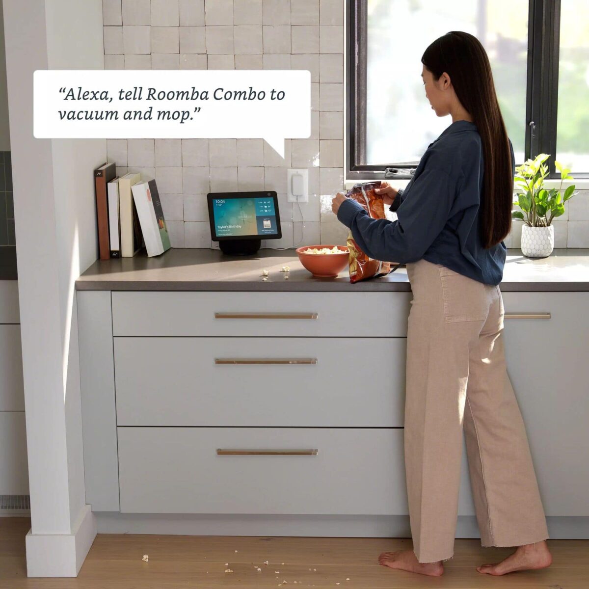 ผู้ใช้งานสั่งงาน Roomba® Plus 575 Combo robot ด้วยเสียงผ่านลำโพงอัจฉริยะในครัว